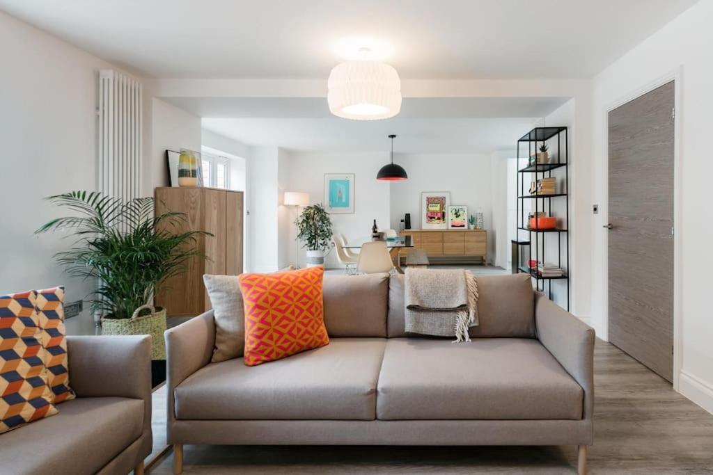 Chapel View - Huge Near The With Gated Parking *