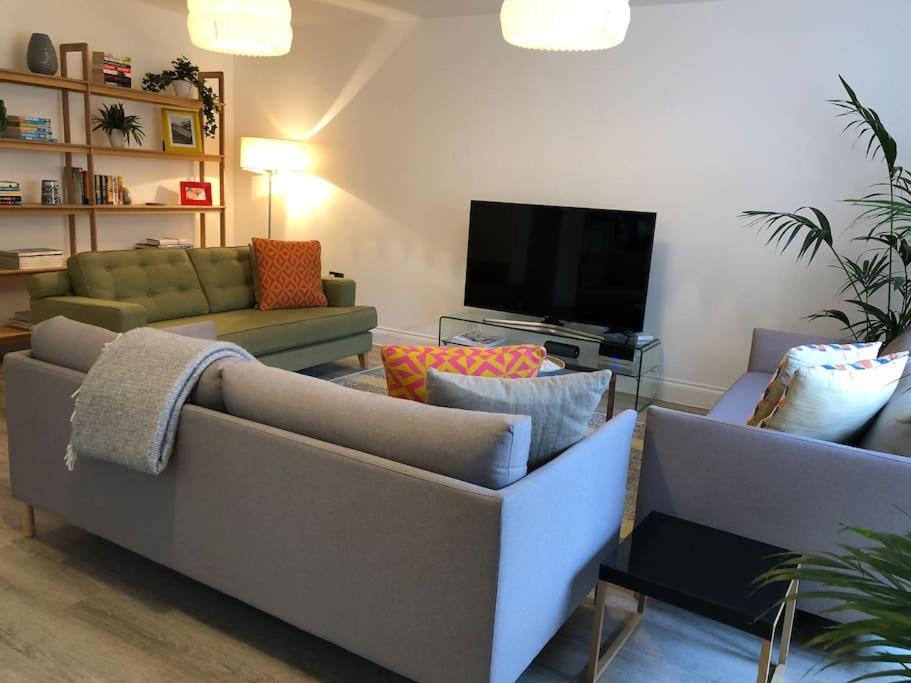 Apartment Chapel View - Huge Near The With Gated Parking Margate