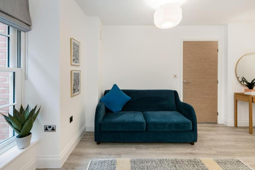 Chapel View - Huge Near The With Gated Parking Apartment