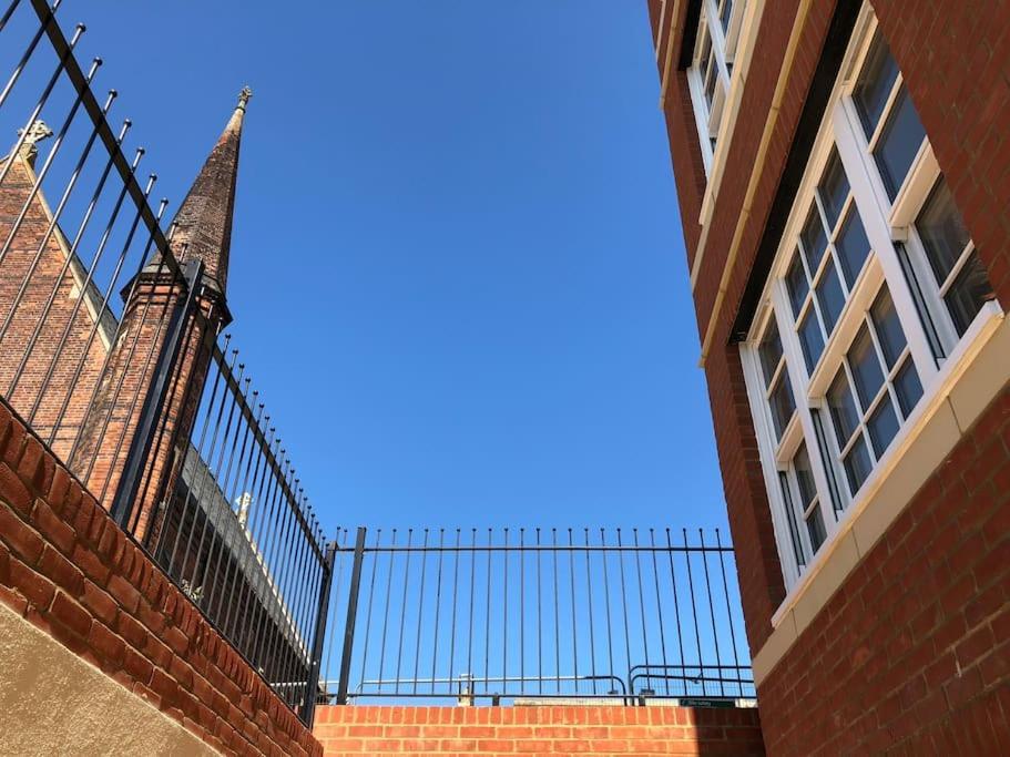 Apartment Chapel View - Huge Near The With Gated Parking Margate